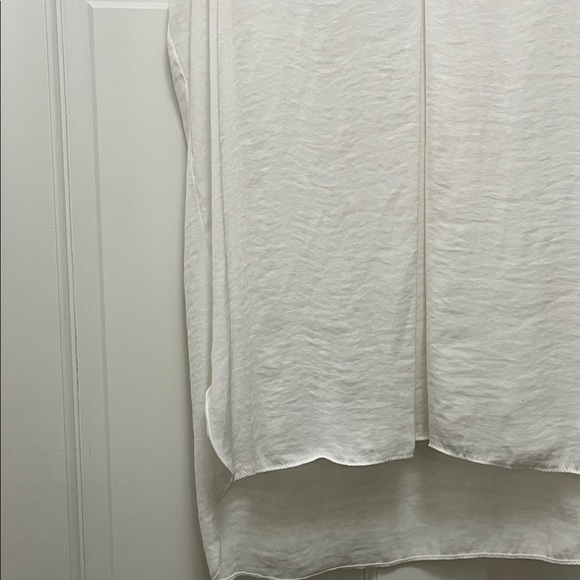 Vince Camuto White Flowy V Neck Sleeveless Blouse - Size XS - Picture 7 of 15